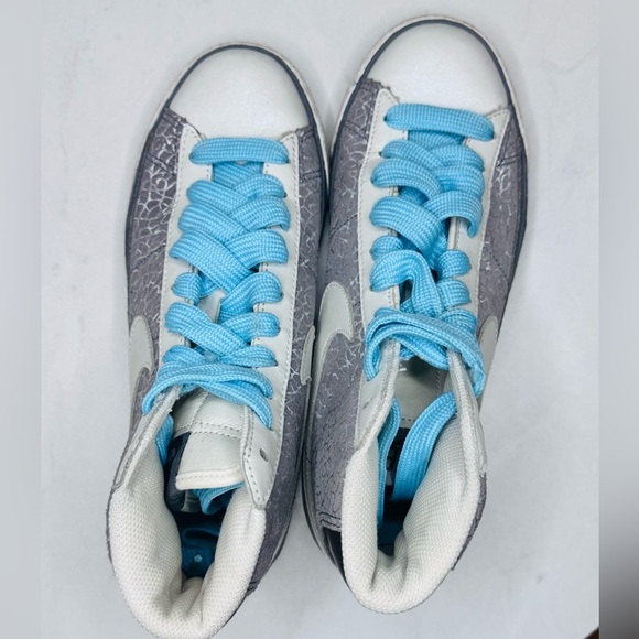 NIKE Women’s Blazer High Top Grey and Metallic 2008 - Picture 4 of 13